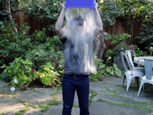 Ông chủ Facebook xuất hiện với hình ảnh ụp xô nước lên đầu ảnh 1