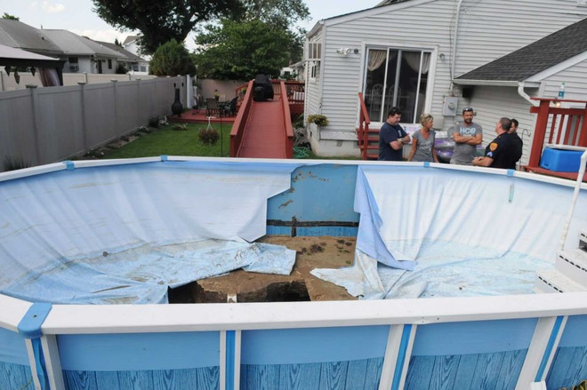 Mỹ: Xuất hiện "hố tử thần" lớn hơn cả một chiếc xe thể thao ảnh 4