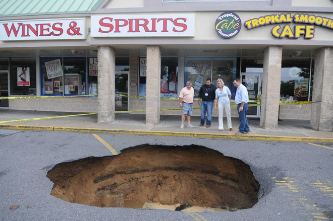 Mỹ: Xuất hiện "hố tử thần" lớn hơn cả một chiếc xe thể thao ảnh 5