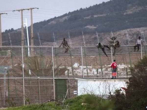 Hàng trăm người nhập cư vượt biên giới Maroc-Tây Ban Nha ảnh 1