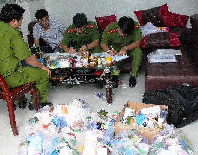 Phát hiện cơ sở sản xuất mỹ phẩm dưỡng da rởm quy mô lớn ảnh 1