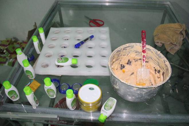 Phát hiện cơ sở sản xuất mỹ phẩm dưỡng da rởm quy mô lớn ảnh 4