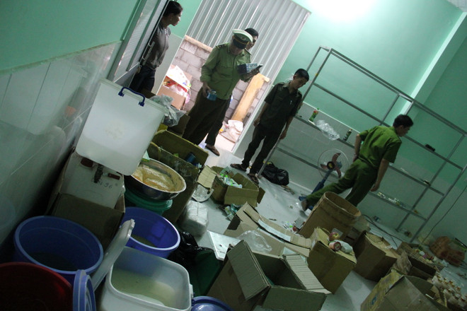 Phát hiện cơ sở sản xuất mỹ phẩm dưỡng da rởm quy mô lớn ảnh 2