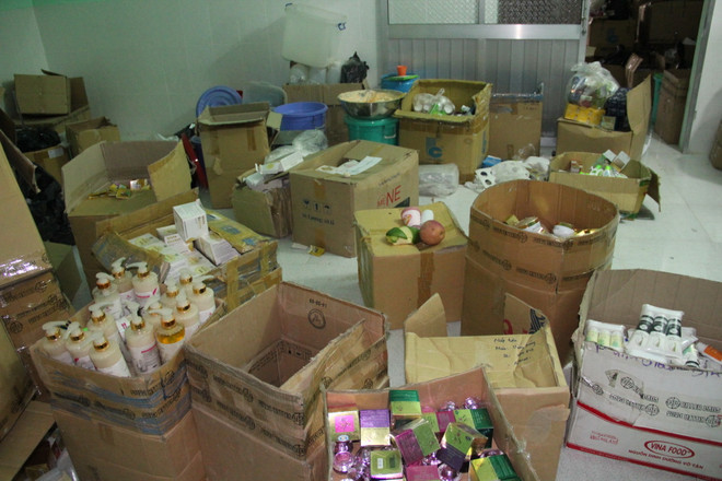 Phát hiện cơ sở sản xuất mỹ phẩm dưỡng da rởm quy mô lớn ảnh 5