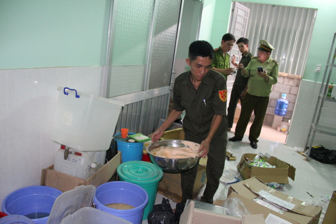 Phát hiện cơ sở sản xuất mỹ phẩm dưỡng da rởm quy mô lớn ảnh 3