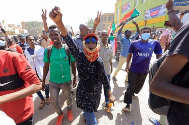 Cảnh sát Sudan bắn hơi cay vào người biểu tình phản đối chế độ quân sự ảnh 1