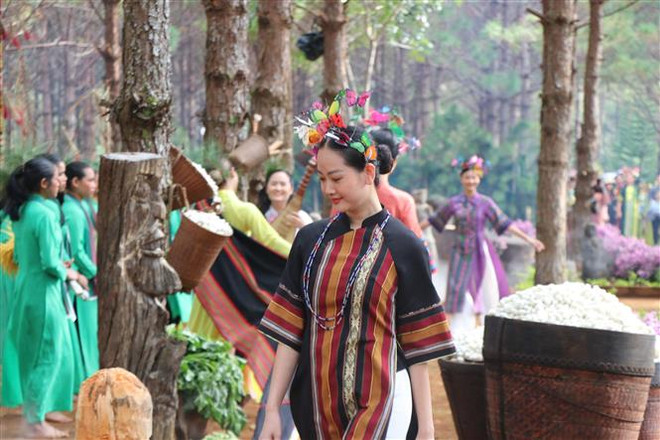 Một mẫu áo dài thời trang thổ cẩm Tây Nguyên được trình diễn. (Ảnh: Khoa Chương/TTXVN) Không gian văn hóa đặc sắc trình diễn áo dài và thổ cẩm Tây Nguyên ảnh 2
