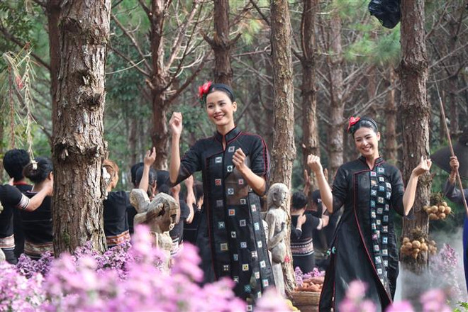 Những nét hoa văn thổ cẩm đặc sắc tại chương trình biểu diễn áo dài và thời trang Thổ cẩm Tây Nguyên được trình diễn ở thị trấn Măng Đen, huyện Kon Plông, tỉnh Kon Tum. (Ảnh: Khoa Chương/TTXVN) Không gian văn hóa đặc sắc trình diễn áo dài và thổ cẩm Tây Nguyên ảnh 1