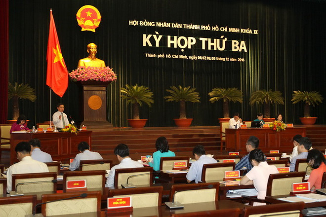 Giám đốc Sở Xây dựng Thành phố Hồ Chí Minh Trần Trọng Tuấn trả lời chất vấn của các đại biểu. (Ảnh: Thanh Vũ/TTXVN) TP.HCM: Kẹt xe gia tăng do các dự án nhà cao tầng không phù hợp? ảnh 1