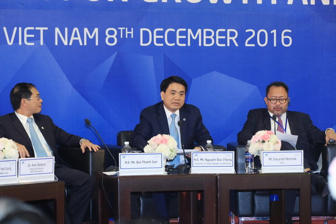 Phó Bí thư Thành ủy, Chủ tịch UBND thành phố Hà Nội Nguyễn Đức Chung (giữa) phát biểu. (Ảnh: Phạm Kiên/TTXVN) Đối thoại APEC-doanh nghiệp: Thúc đẩy tăng trưởng, liên kết APEC ảnh 1