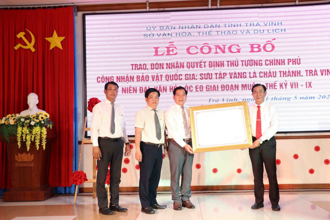 Trao Quyết định của Thủ tướng Chính phủ công nhận Bảo vật quốc gia “Bộ Sưu tập Vàng lá Châu Thành, Trà Vinh”. (Ảnh: Phúc Sơn/TTXVN) ttxvn_bao vat quoc gia vang la (1).jpg