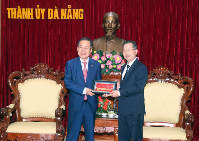 Bí thư Thành ủy Đà Nẵng Nguyễn Văn Quảng (phải) tặng quà lưu niệm cho ông Hong Joon Pyo, Thị trưởng thành phố Daegu nhân chuyến thăm. (Ảnh: Trần Lê Lâm/TTXVN) Đà Nẵng đẩy mạnh hợp tác với thành phố Daegu của Hàn Quốc ảnh 1