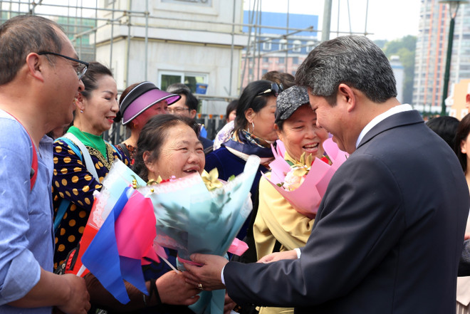 Đoàn du khách Trung Quốc nhập cảnh vào Lào Cai sau 3 năm tạm dừng ảnh 1