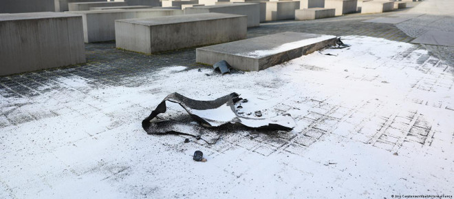 Đức: Đài tưởng niệm nạn nhân Do Thái ở Berlin bị hư hại do xe đâm ảnh 1