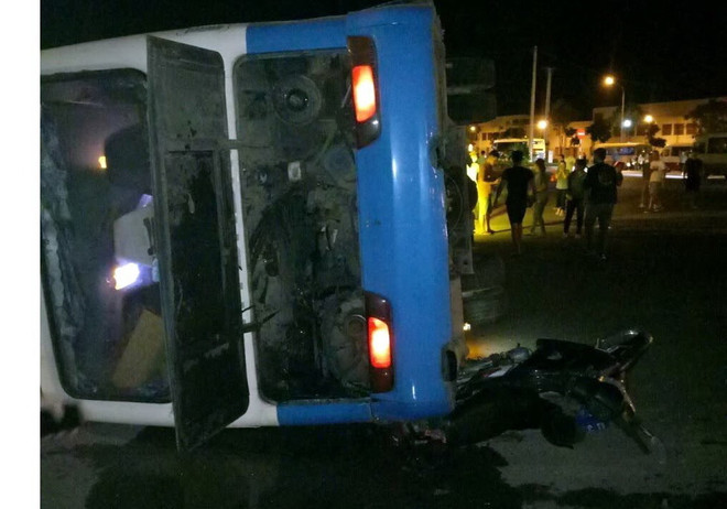 Ôtô chở công nhân va chạm với xe tải khiến 3 người thương vong ảnh 1