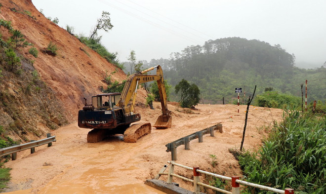 Tuyến đường từ Cửa khẩu Quốc tế Bờ Y qua Lào ách tắc vì sạt lở ảnh 1