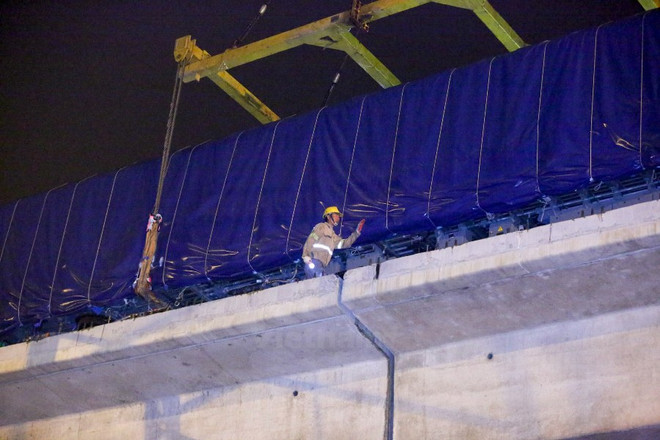 Trắng đêm cẩu thành công toa tàu lên ray đường sắt trên cao ảnh 2