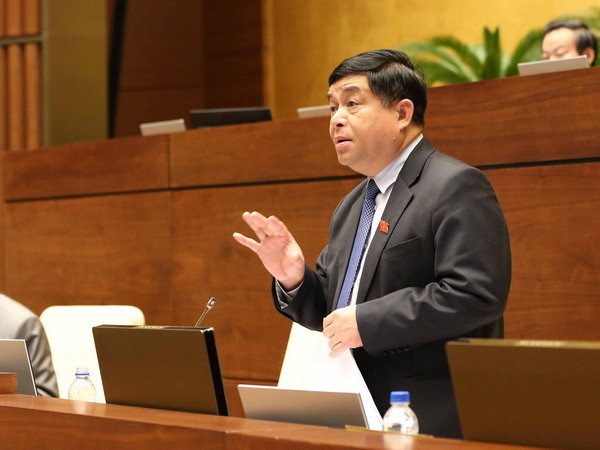 Bộ trưởng Bộ Kế hoạch và Đầu tư Nguyễn Chí Dũng giải trình ý kiến của Đại biểu Quốc hội về dự án Luật quy hoạch. (Ảnh: Phương Hoa/TTXVN) Khắc phục những hạn chế và yếu kém trong công tác quy hoạch ảnh 1