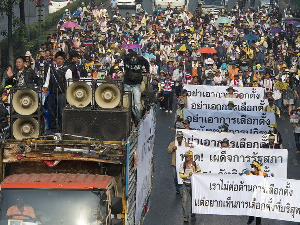 Người biểu tình chống chính phủ ở thủ đô Bangkok. (Nguồn: AFP/TTXVN) Thái Lan: DSI đề nghị tòa phát lệnh bắt 16 thủ lĩnh biểu tình ảnh 1