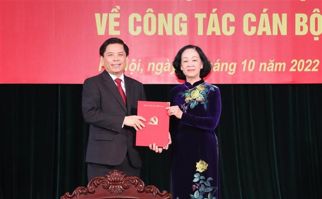 Trưởng Ban Tổ chức Trung ương Trương Thị Mai trao quyết định cho ông Nguyễn Văn Thể. (Ảnh: Phương Hoa/TTXVN) Ông Nguyễn Văn Thể giữ chức Bí thư Đảng ủy Khối các cơ quan Trung ương ảnh 2