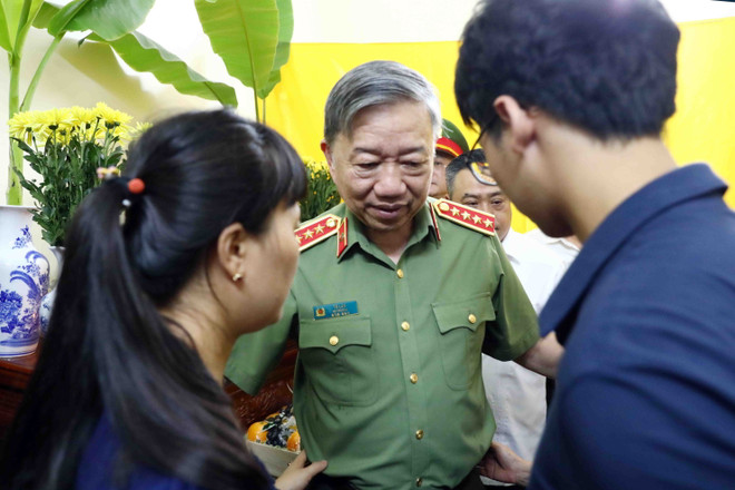 Bộ trưởng Tô Lâm thăm hỏi gia đình 3 chiến sỹ hy sinh khi chữa cháy ảnh 2