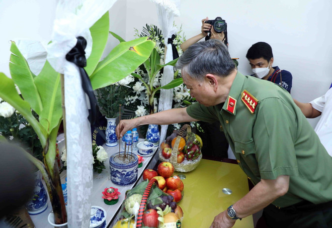Bộ trưởng Tô Lâm thăm hỏi gia đình 3 chiến sỹ hy sinh khi chữa cháy ảnh 1