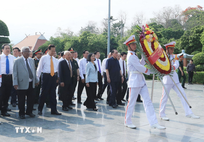 Đoàn đại biểu lãnh đạo, nguyên lãnh đạo Đảng, Nhà nước, Mặt trận Tổ quốc Việt Nam đến dâng hương, dâng hoa tưởng nhớ, tri ân các Anh hùng Liệt sỹ tại Nghĩa trang Liệt sỹ quốc gia A1. (Ảnh: Lâm Khánh/TTXVN) ttxvn_tri an anh hung liet sy.jpg