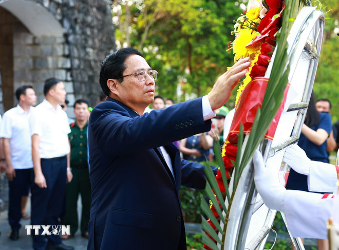 Thủ tướng Phạm Minh Chính dâng hương, dâng hoa tại Nghĩa trang Liệt sỹ Quốc gia A1. (Ảnh: Dương Giang/TTXVN) ttxvn_pham minh chinh dang huong nghia trang A1 (4).jpg