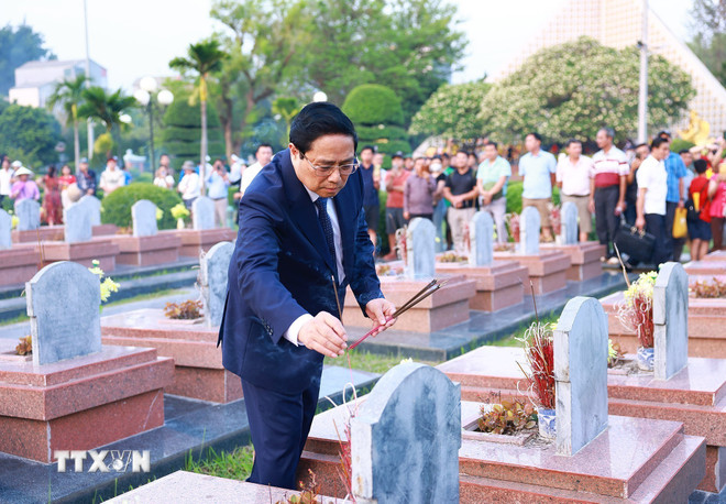 Thủ tướng Phạm Minh Chính thắp hương trên phần mộ liệt sỹ tại tại Nghĩa trang Liệt sỹ Quốc gia A1. (Ảnh: Dương Giang/TTXVN) ttxvn_pham minh chinh dang huong nghia trang A1 (6).jpg