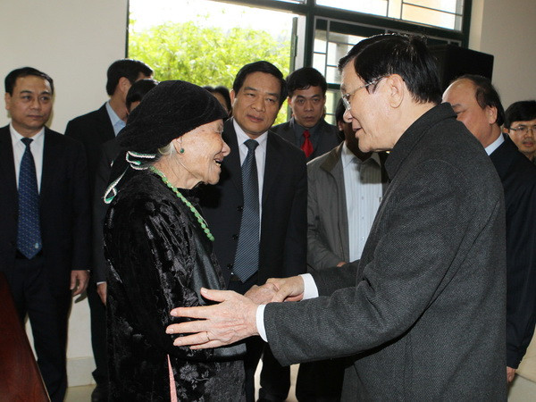 Chủ tịch nước trao quà an sinh xã hội tặng hộ nghèo biên giới ảnh 1