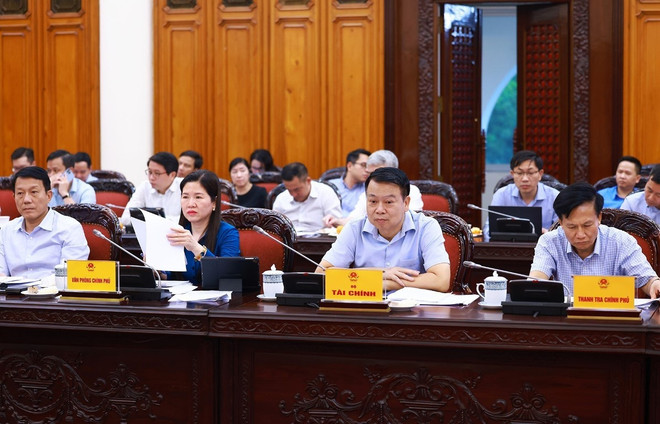 Đại diện các bộ, ngành tham dự cuộc họp. (Ảnh: Dương Giang/TTXVN) thu tuong chu tri hop chinh sach tai khoa3.jpg