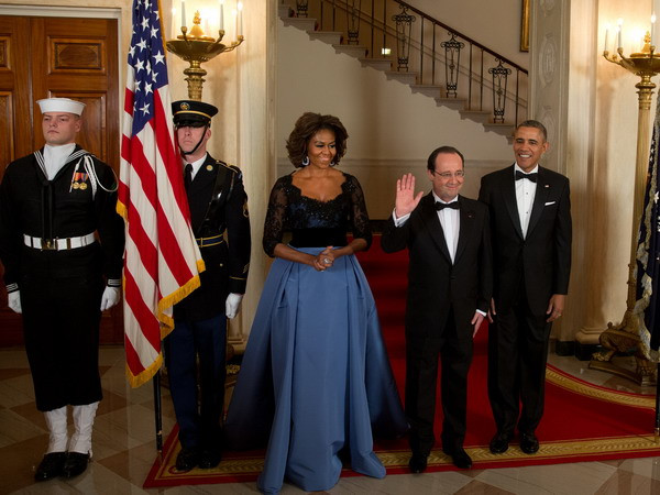 Bà Michelle Obama diện váy xòe tiếp Tổng thống Pháp ảnh 1