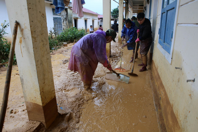 Quảng Trị nỗ lực khắc phục hậu quả bão lũ để học sinh sớm đến trường ảnh 2