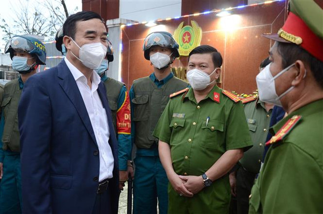 Lãnh đạo Đà Nẵng thăm, động viên lực lượng trực đêm giao thừa Tết ảnh 1