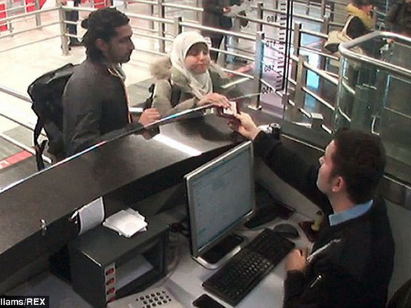 Phát hiện hàng loạt vũ khí tại nơi ẩn náu của Amely Coulibaly ảnh 2