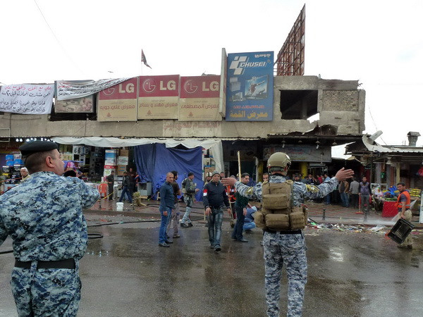 Hiện trường một vụ đánh bom ở Iraq ngày 7/2. (Nguồn: AFP/TTXVN) Phiến quân IS hành quyết 40 người ở tỉnh Anbar của Iraq ảnh 1