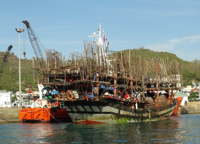 Lai dắt tàu cá và 38 thuyền viên bị nạn vào cảng Nha Trang an toàn ảnh 1