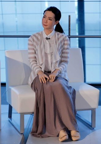 Cận cảnh người máy xinh đẹp dẫn chương trình đầu tiên thế giới ảnh 6