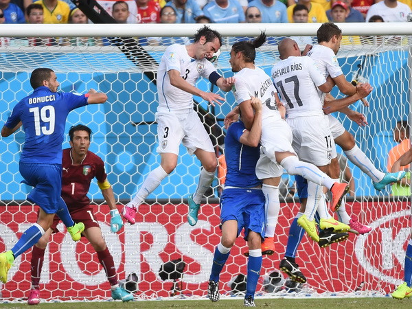 Costa Rica chễm chệ ngôi đầu, Italy theo bước Anh về nước ảnh 1