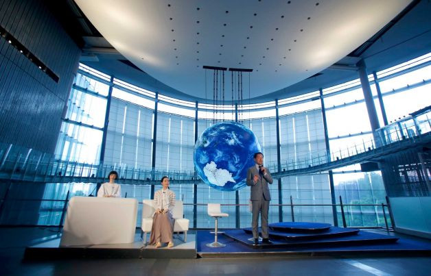 Cận cảnh người máy xinh đẹp dẫn chương trình đầu tiên thế giới ảnh 4