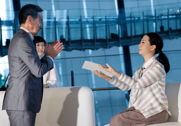 Cận cảnh người máy xinh đẹp dẫn chương trình đầu tiên thế giới ảnh 1