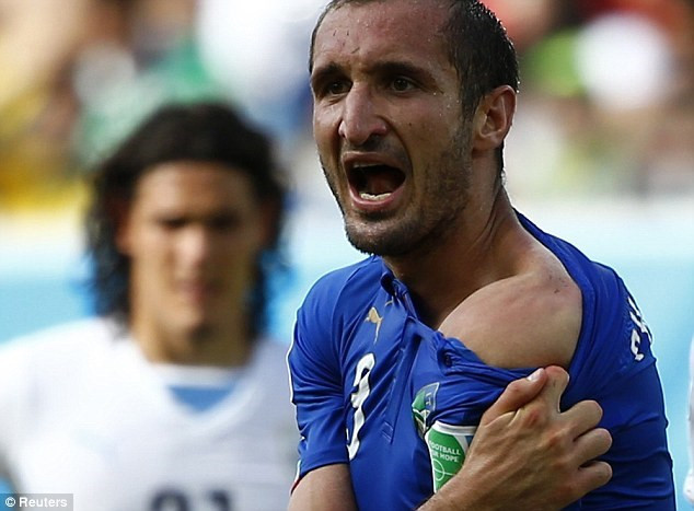 Chiellini cáo buộc FIFA nương tay cho “ma cà rồng” Suarez ảnh 1