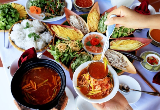 Món lẩu thả của ngư dân Mũi Né dùng cá mai làm thành phần chủ đạo, được trang trí độc đáo theo triết lý âm dương, gồm kim, mộc, thủy, hỏa, thổ,… mang đến nhiều dưỡng chất tốt cho sức khỏe. (Ảnh: Hồng Đạt/TTXVN) 1311lautha1.jpg