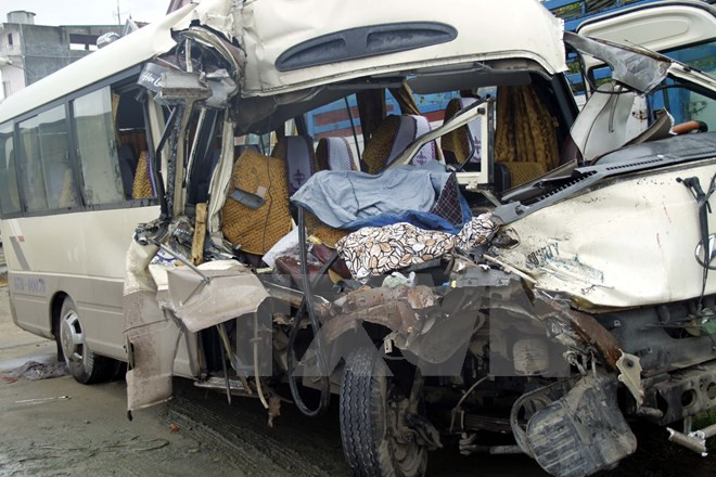 Xe con bẹp nát hoàn toàn sau khi đấu đầu với xe tải lớn ảnh 1