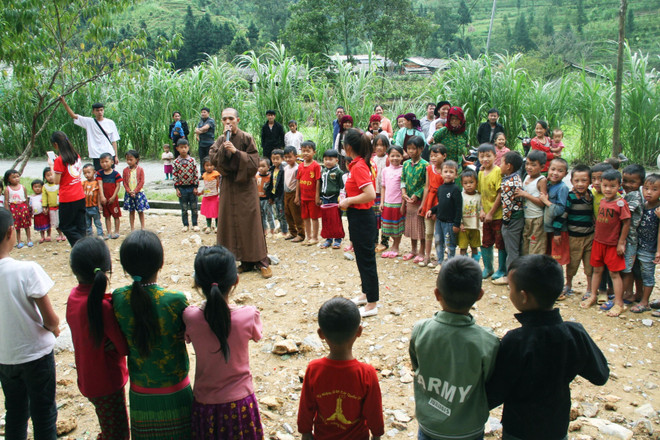 Tết Trung Thu lan tỏa yêu thương với thiếu nhi ở thôn Sảng Pả ảnh 2