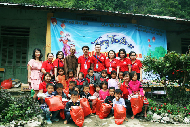 Tết Trung Thu lan tỏa yêu thương với thiếu nhi ở thôn Sảng Pả ảnh 1