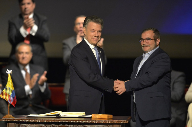 Tổng thống Colombia Juan Manuel Santos (trái) và thủ lĩnh tối cao FARC Timoleon Jimenez. (Nguồn: AFP/TTXVN) Chính phủ Colombia và FARC ký thỏa thuận hòa bình lần hai ảnh 1