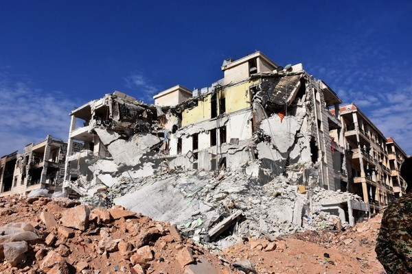 Cảnh đổ nát sau các cuộc tấn công tại quận al-Assad, phía Tây thành phố Aleppo. (Nguồn: EPA/TTXVN) SOHR: Cuộc oanh tạc của chính phủ Syria làm 32 người thiệt mạng ảnh 1