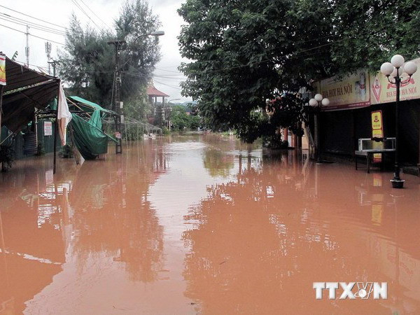 Nhiều đường phố ở Lào Cai ngập nặng sau trận mưa lớn ảnh 1