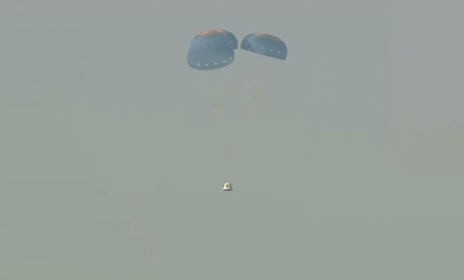 Hình ảnh do Blue Origin đăng tải qua video cho thấy khoang tàu tách khỏi tên lửa an toàn khi sự cố xảy ra, ngày 12/9/2022. (Ảnh: AP/TTXVN) Mỹ: FAA công bố kết luận điều tra về sự cố tàu vũ trụ của Blue Origin ảnh 1